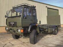 MAN 18.220 4x4 cargo truck with twist locks and tail lift